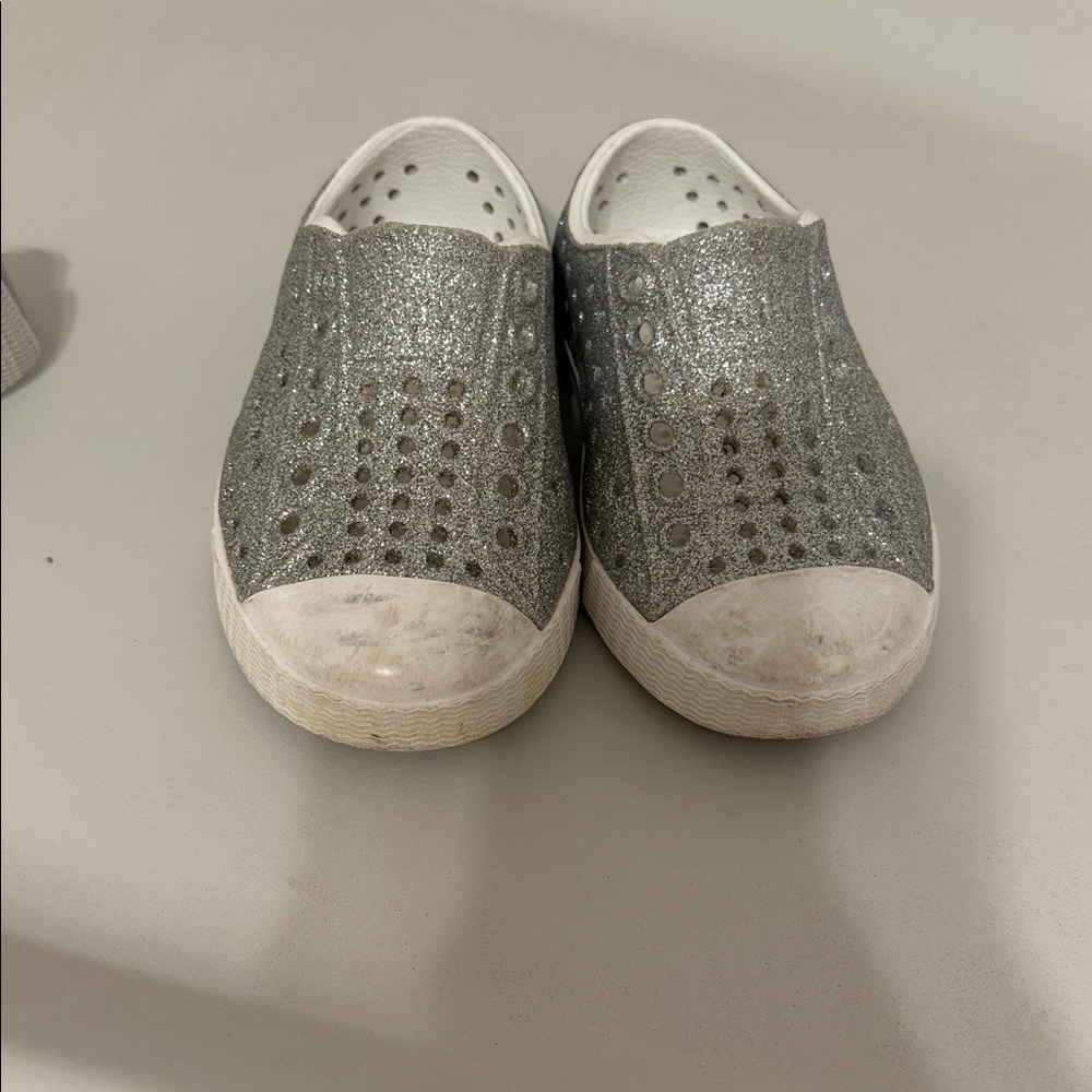 Native Jefferson Shoes 5 Kids Water Shoe in Silver Sparkles ✨